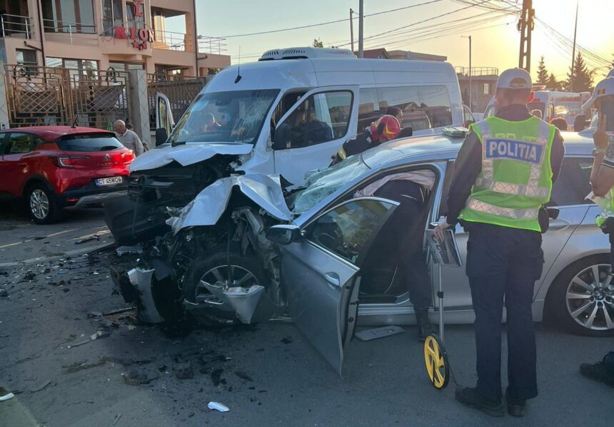 foto plan rosu activat dupa un accident intre un microbuz si un autoturism la iesire din mangalia 68bfb8ef0171f
