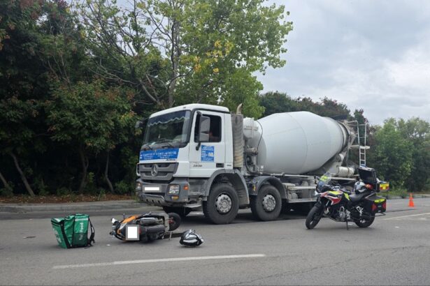 foto un moped s a lovit o betoniera accident la intersectia bulevardelor tomis cu aurel vlaicu zona vaporas 68ca8f0c025fb