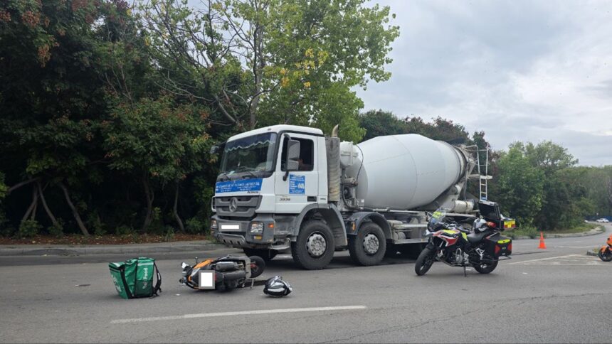 foto un moped s a lovit o betoniera accident la intersectia bulevardelor tomis cu aurel vlaicu zona vaporas 68ca8f0c025fb