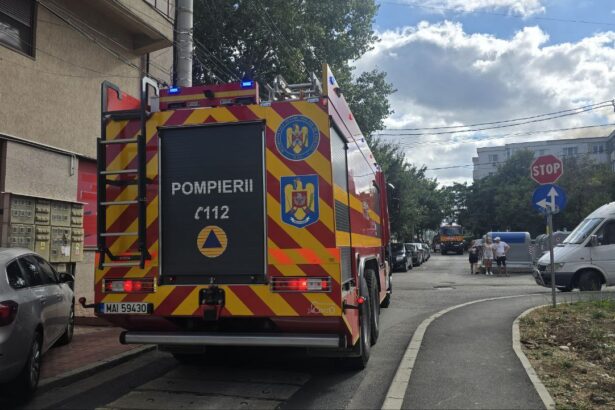 foto video alerta pe strada soveja din constanta arde mansarda unui bloc o persoana prinsa inauntru 68c6ba71e2c79