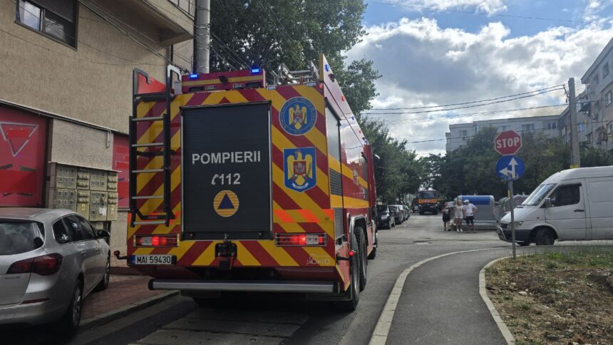 foto video alerta pe strada soveja din constanta arde mansarda unui bloc o persoana prinsa inauntru 68c6ba71e2c79