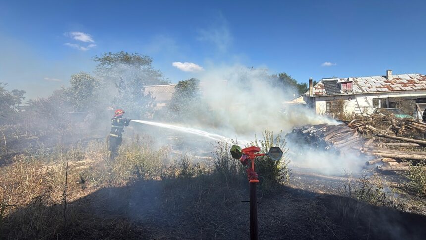 foto video desfasurare de forte a pompierilor din tulcea in localitatile vacareni si cataloi locuinte in pericol sa ia foc 68d13ff7d29a1