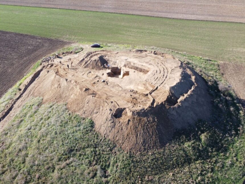 Descoperiri impresionante la Mangalia, în cea mai mare movilă funerară din sudul Dobrogei. 1 galerie foto descoperiri impresionante la mangalia in cea mai mare movila funerara din sudul dobrogei 68b8cbd2bf598