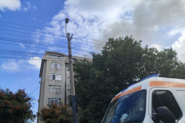 galerie foto incendiu la mansarda unui bloc din constanta un barbat a fost gasit inconstient in apartament 68c6b9e820862