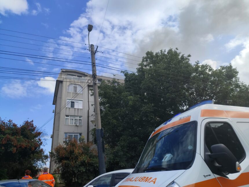 galerie foto incendiu la mansarda unui bloc din constanta un barbat a fost gasit inconstient in apartament 68c6b9e820862