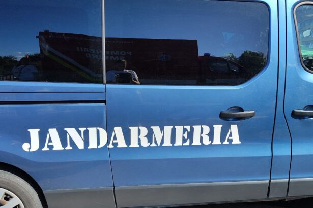 medgidia un tanar s a panicat cand i a vazut pe jandarmi avea si motiv iata ce a aruncat pe jos 68d7be065476a