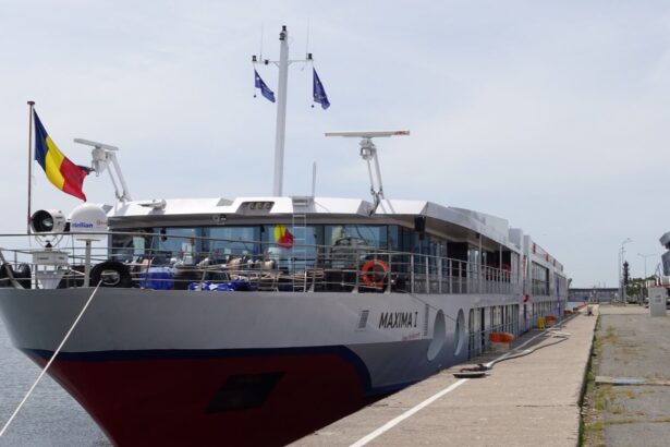 nava fluviala de pasageri maxima i escala in portul constanta turisti din germania si austria vor vizita atractiile culturale si istorice din municipiu 68d4edac0dd8a