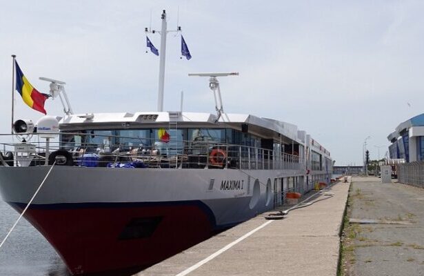 nava fluviala de pasageri maxima i escala in portul constanta 68d53e14bb288