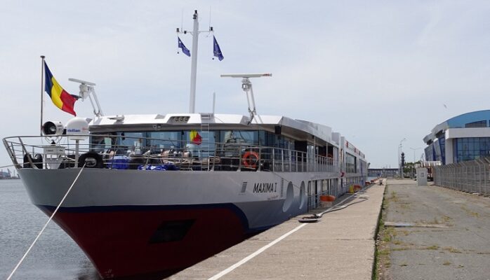 nava fluviala de pasageri maxima i escala in portul constanta 68d53e14bb288