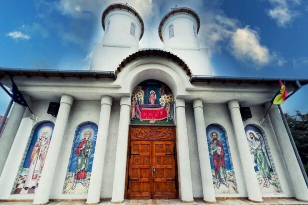 noapte de rugaciune la biserica ovidiu i vesmantul preacuvioasei parascheva de la iasi expus spre inchinare 68da7298b3e75