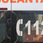 o ambulanta care transporta un pacient a fost implicata intr un accident cu o masina in bucuresti doua persoane sunt ranite 68c6a6fcdc060