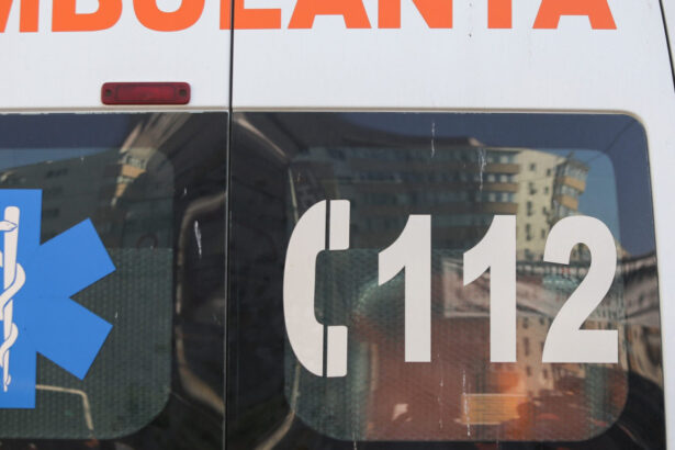 o ambulanta care transporta un pacient a fost implicata intr un accident cu o masina in bucuresti doua persoane sunt ranite 68c6a6fcdc060