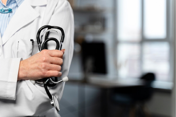 o doctorita de la pneumologie dusa la arestare este acuzata de luare de mita pentru eliberarea unor concedii medicale 68ba81929b0aa