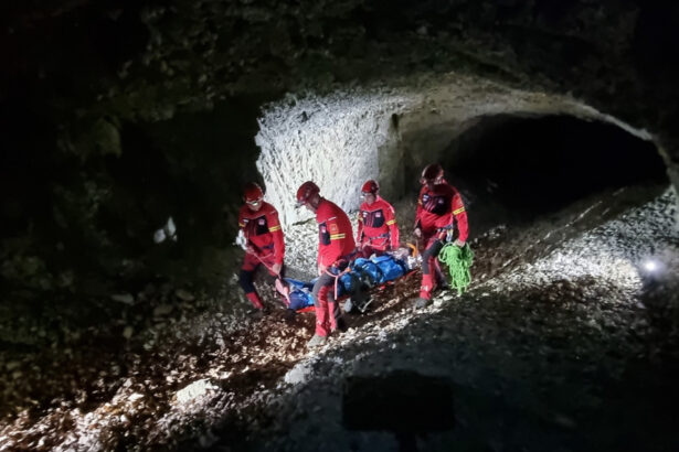o persoana a fost gasita decedata pe munte salvamontistii romani au transportat alte 4 la spital 68cfc1eea009c