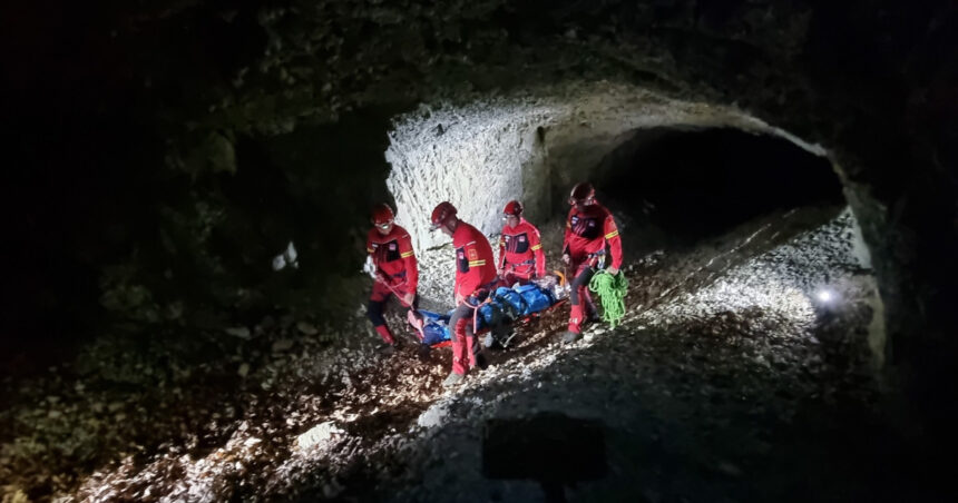 o persoana a fost gasita decedata pe munte salvamontistii romani au transportat alte 4 la spital 68cfc1eea009c