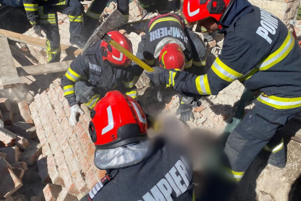 peretele unei case din campina a cazut peste doi barbati care faceau reparatii unul dintre ei a murit 68cbd467db0d6