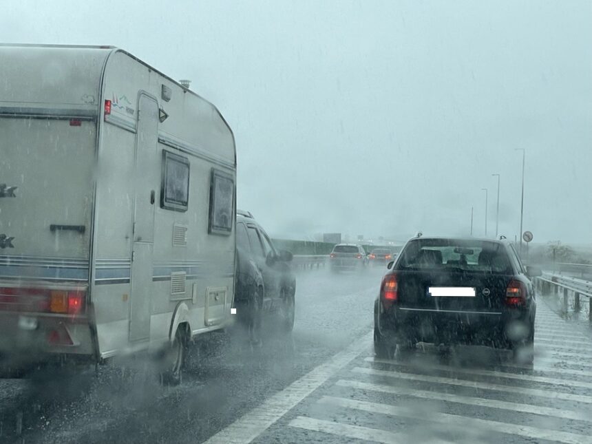 pericol pentru soferii de pe autostrada a2 o ploaie torentiala reduce vizibilitatea exista risc de acvaplanare 68dbcb28d9f47
