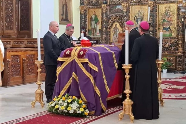 premierul ilie bolojan la catafalcul cardinalului lucian muresan sunt prezent in semn de respect pentru viata acestuia 68d81b9e89658
