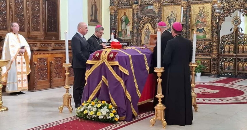 premierul ilie bolojan la catafalcul cardinalului lucian muresan sunt prezent in semn de respect pentru viata acestuia 68d81b9e89658