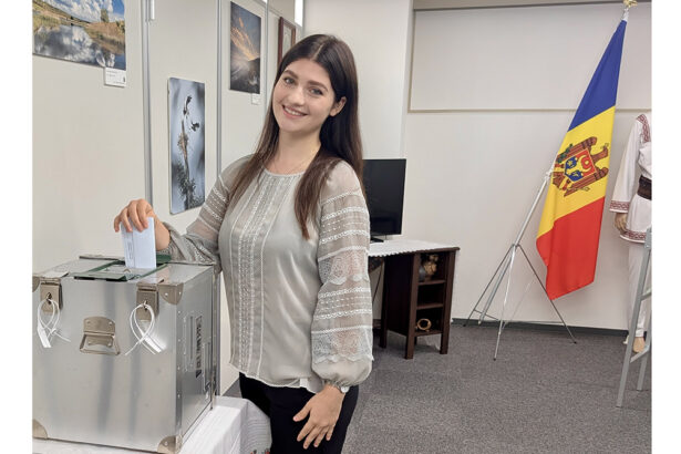 primul votant la alegerile din republica moldova o studenta din japonia iesiti la vot daca va iubiti tara 68d8d7453dc21