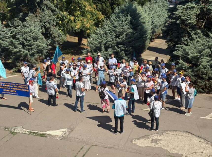 Profesorii din Constanța au protestat azi în fața Prefecturii, nemulțumiți de modificările legislative. 1 profesorii din constanta au protestat azi in fata prefecturii nemultumiti de modificarile legislative 68b81a5314f9a