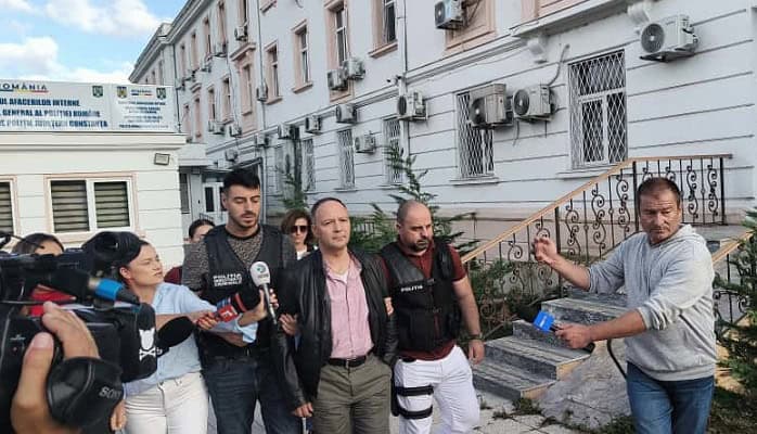 profesorul de religie acuzat de pornografie infantila dus la tribunalul constanta cu propunere de arestare 68d29ec852139