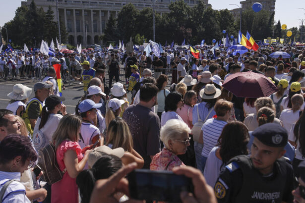 proteste ale sindicalistilor din administratie luni in bucuresti ei ameninta cu greva generala ilie bolojan i a invitat la discutii 68c6c6a83fe17