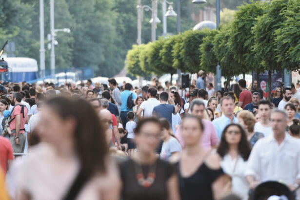 sondaj curs 70 dintre romani cred ca tara merge intr o directie gresita aur depaseste psd si pnl in intentiile de vot 68cffd9d21ef6