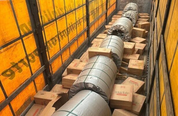 tigari in valoare de jumatate de milion de lei descoperite de politistii de frontiera ascunse intr un camion 68bea35bee1ea