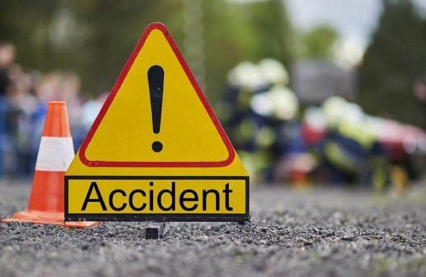 tractor rasturnat in afara partii carosabile intre localitatile topalu si tichilesti 68d01ba272fbd