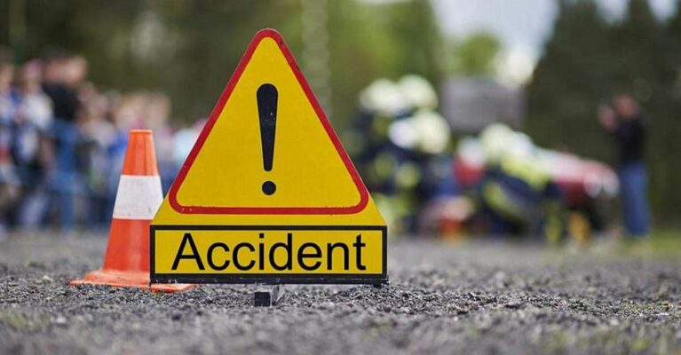 tractor rasturnat in afara partii carosabile intre localitatile topalu si tichilesti 68d01ba272fbd