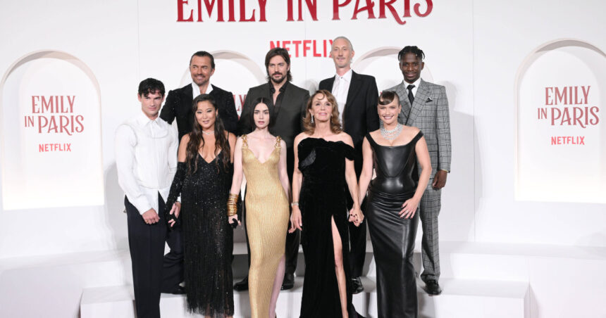Tragedie pe platoul serialului „Emily in Paris”: un asistent de regie a decedat în timpul filmărilor. 1 tragedie pe platoul serialului emily in paris un asistent de regie a murit in timpul filmarilor 68b872e250042