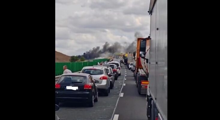un camion incarcat cu granule de plastic a luat foc pe autostrada a2 circulatia rutiera a fost deviata 68d688c8441cd