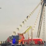 Un protestatar s-a urcat pe podul de la Agigea, restricționând traficul rutier pe DN39. 2 un protestatar s a urcat pe podul de la agigea traficul rutier a fost restrictionat pe dn39 68be955ebd147