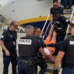 un zbor ryanair catre spania a fost redirectionat dupa ce un barbat beat a incercat sa deschida usile ce s a intamplat 68bed8c2de962