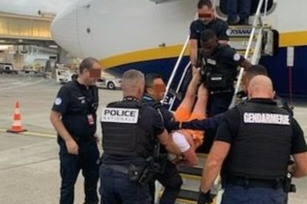un zbor ryanair catre spania a fost redirectionat dupa ce un barbat beat a incercat sa deschida usile ce s a intamplat 68bed8c2de962