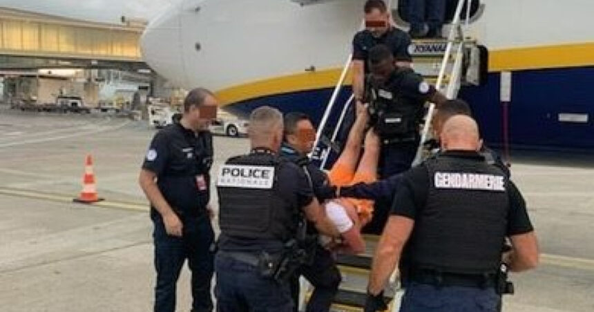 un zbor ryanair catre spania a fost redirectionat dupa ce un barbat beat a incercat sa deschida usile ce s a intamplat 68bed8c2de962