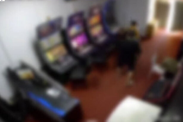video a distrus cu toporul aparatele dintr o sala de jocuri din craiova suparat ca a pierdut banii momentul a fost surprins de camere 68d527997c253