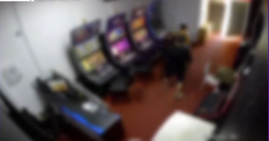 video a distrus cu toporul aparatele dintr o sala de jocuri din craiova suparat ca a pierdut banii momentul a fost surprins de camere 68d527997c253