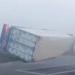 video accident la intrarea in municipiul tulcea in conditii de ceata un camion s a rasturnat 68d3a2d93d990