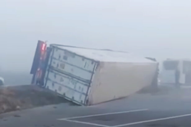 video accident la intrarea in municipiul tulcea in conditii de ceata un camion s a rasturnat 68d3a2d93d990