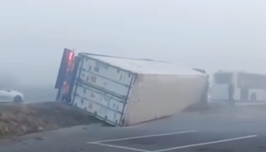 video accident la intrarea in municipiul tulcea in conditii de ceata un camion s a rasturnat 68d3a2d93d990