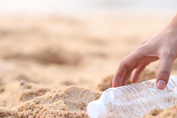 video afacere pe plaja la cules de ambalaje reciclabile ce spun turistii despre cei care aduna sticlele de plastic 68beb3712704c