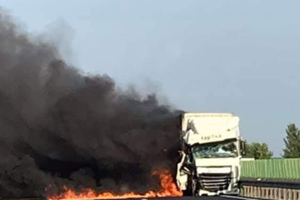 video alerta pe a2 un camion a luat foc in apropiere de murfaltar circulatia afectata pe ambele sensuri de deplasare 68d680055c5f9