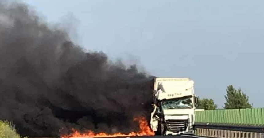 video alerta pe a2 un camion a luat foc in apropiere de murfaltar circulatia afectata pe ambele sensuri de deplasare 68d680055c5f9