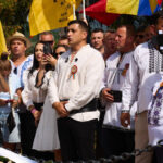 AUR, scandal la Țebea cu o zi înaintea moțiunilor de cenzură. Fotograful lui Simion s-a urcat peste mormântul lui Avram Iancu. 2 video aur scandal la tebea cu o zi inaintea motiunilor de cenzura fotograful lui simion s a urcat peste mormantul lui avram iancu 68bd576e00f0d