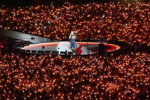 video chris martin a indemnat publicul sa trimita iubire familiei lui charlie kirk in timpul unui concert coldplay la londra 68cc17008ce4e