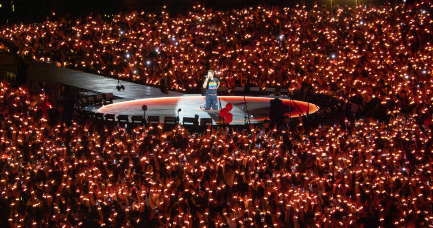 video chris martin a indemnat publicul sa trimita iubire familiei lui charlie kirk in timpul unui concert coldplay la londra 68cc17008ce4e
