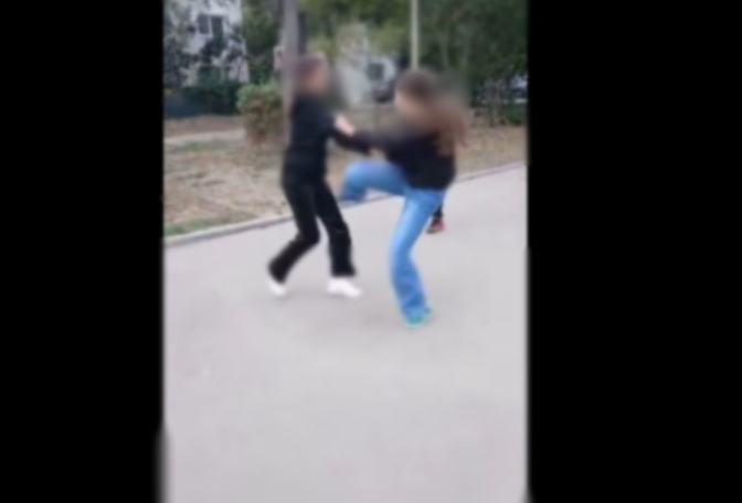 video doua eleve s au batut ca in ring in apropiere de scoala nr 40 din constanta 68d68fad4fed3