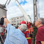 video familiile afectate de incendiul de pe strada soveja disperate focul ar mocni intre tabla si structura mansardei 68c6cf6fd57c2